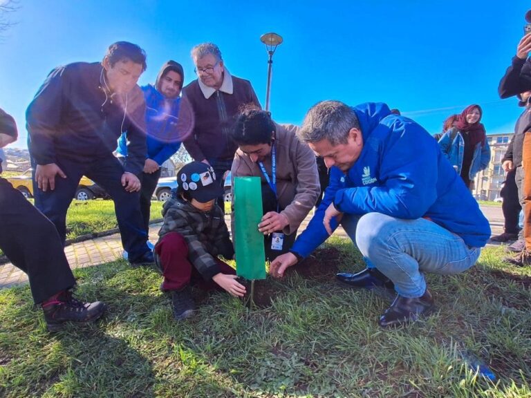 Concepción cierra el Mes del Medioambiente plantando árboles nativos en Laguna Lo Méndez