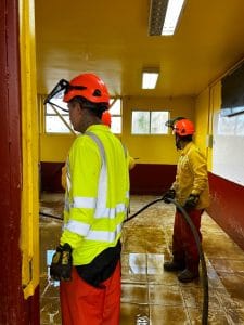 LA EMPRESA ARAUCO FUE EN APOYO DEL LICEO POLITÉCNICO DE CURANILAHUE TRAS EL IMPACTO DEL FRENTE DE MAL TIEMPO El operativo es parte de una serie de acciones que la firma forestal ha desplegado en distintos puntos de la comuna