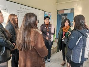 Seremi de la Mujer entrega kits de higiene femenina en visita al albergue de Coronel en el Liceo Antonio Salamanca