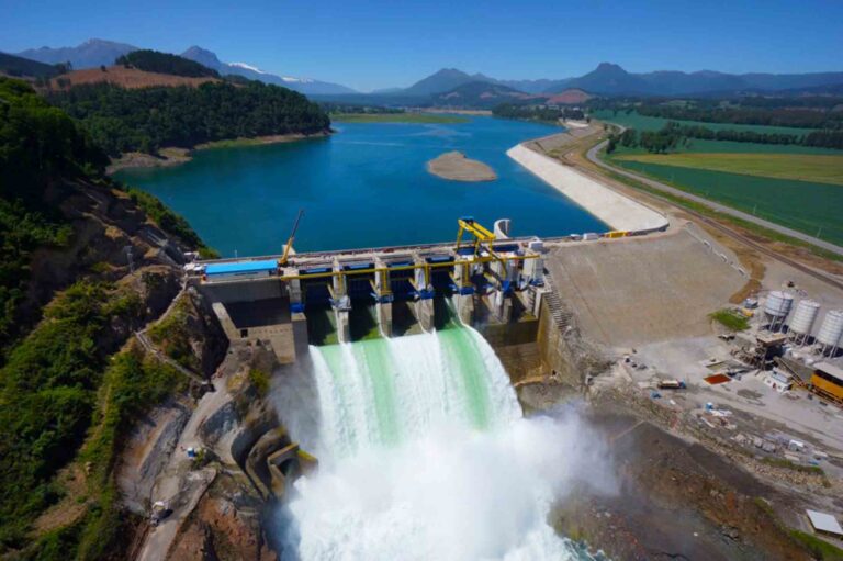 Alcaldes de comunas precordilleranas avanzan en propuesta para acceder a rebaja en tarifa eléctrica