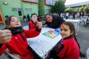Con recreo extendido y juegos didácticos asociados a derechos, niños y niñas celebran su día en San Pedro de la Paz.