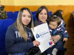 11 familias de Lota son propietarias tras recibir su título de dominio en actividad liderada por Bienes Nacionales Biobío