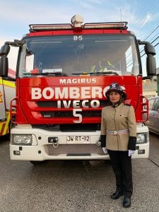 MUJER BOMBERO DESFILA POR PRIMERA VEZ AL MANDO DE UN CARROBOMBA EN CAÑETE