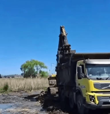 Paralizan rellenos en el humedal Escuadrón de Coronel tras multas a la empresa Áridos Santa Eliana.