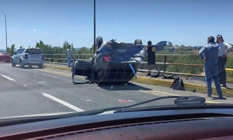 Accidente y VOLCAMIENTO de vehículo en el PUENTE Juan Pablo II provoca enorme CONGESTIÓN