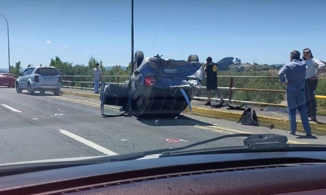 Accidente y VOLCAMIENTO de vehículo en el PUENTE Juan Pablo II provoca enorme CONGESTIÓN