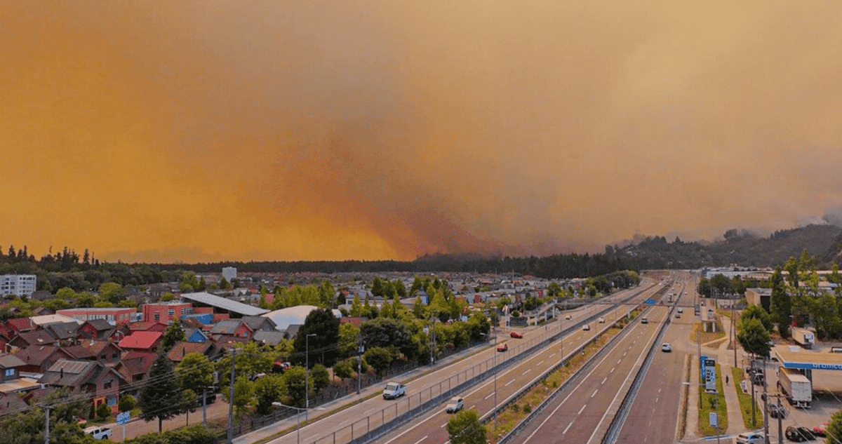 Solo UNA RUTA se mantiene CORTADA en el Gran Concepción tras MEGA INCENDIO forestal