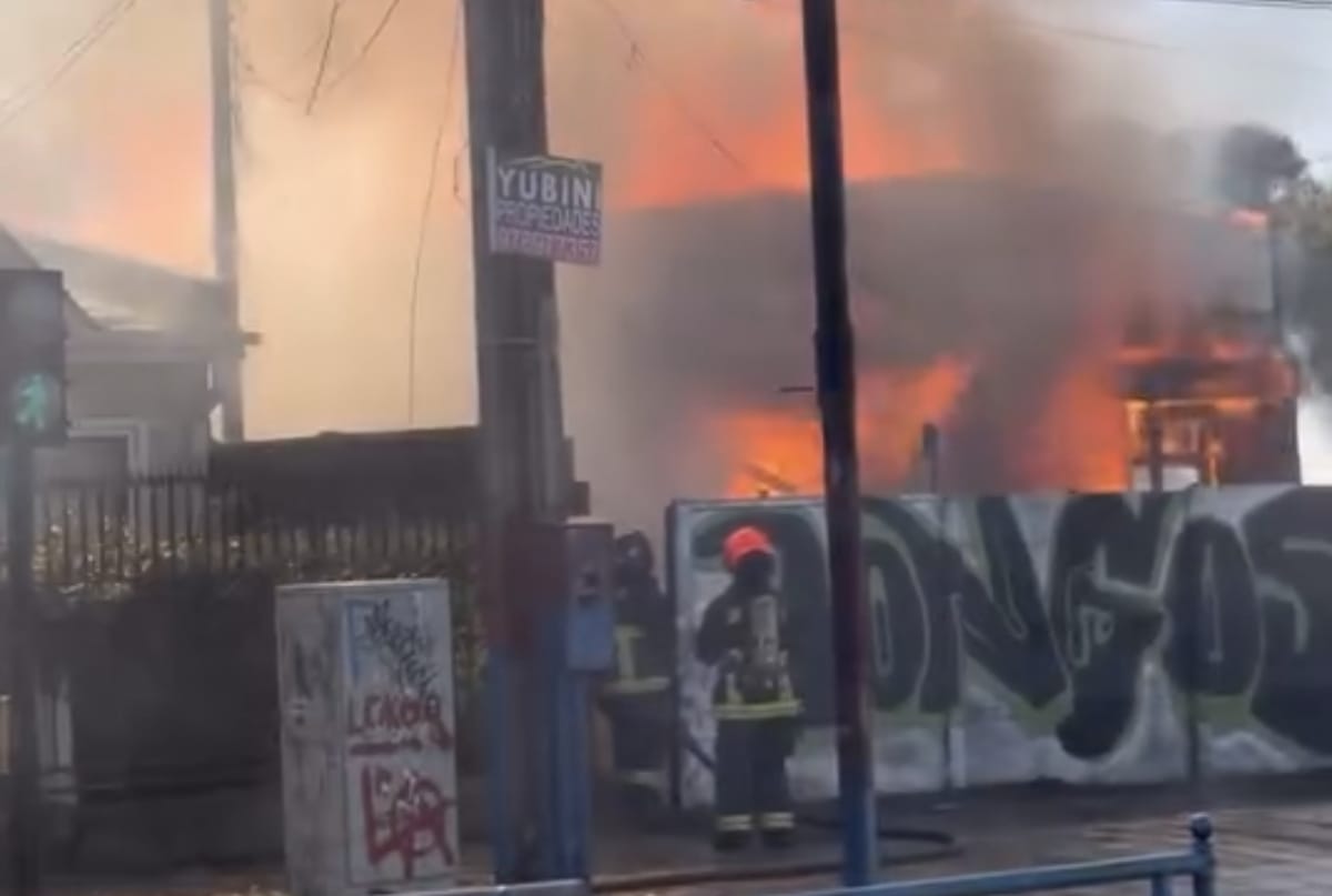 URGENTE: Incendio afecta a VIVIENDA en las cercanías del restobar TAURUS de TALCAHUANO