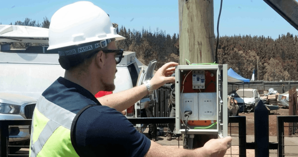Con más de 640 postes instalados CGE informa avance en conexión de clientes tras incendios en Bío Bío