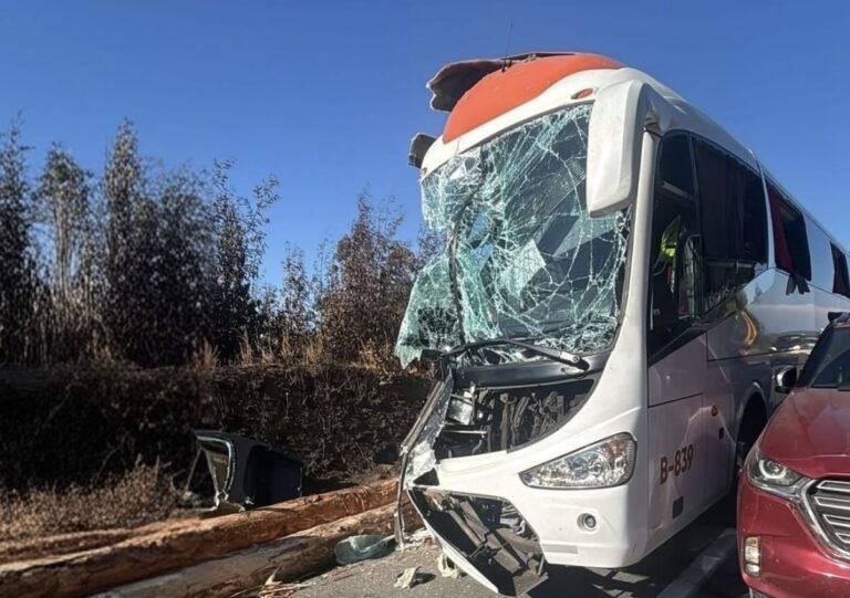Colisión a ALTA ENERGÍA entre BUS y CAMIÓN deja al menos 8 HERIDOS en la ruta ITATA
