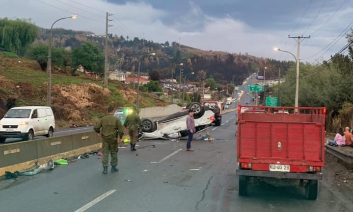 ACCIDENTE vehicular y posterior VOLCAMIENTO deja HERIDOS y tránsito parcialmente CORTADO hacia LIRQUÉN