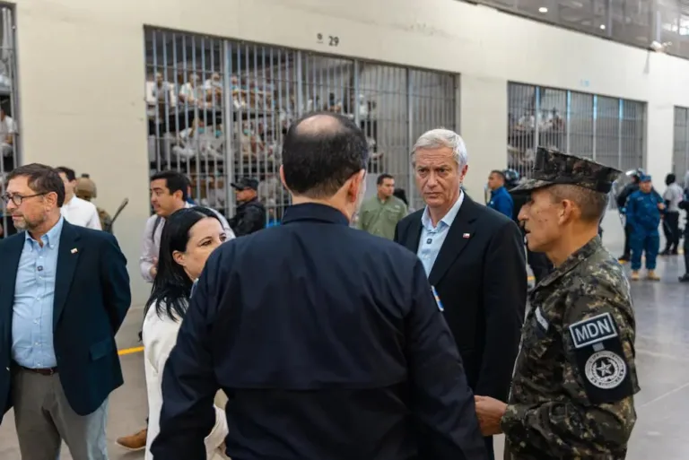 ¿Algo PARECIDO para TERRORISTAS Chilenos?: Filtran IMÁGENES de Kast en CÁRCEL de BUKELE en El Salvador