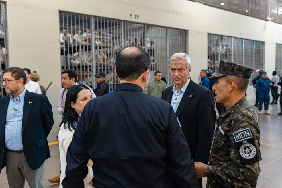 ¿Algo PARECIDO para TERRORISTAS Chilenos?: Filtran IMÁGENES de Kast en CÁRCEL de BUKELE en El Salvador