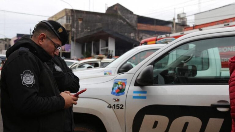 BRUTAL TRAGEDIA: Dos MENORES de 4 y 2 años más su NIÑERA fueron encontrados MUERTOS al interior de su DEPARTAMENTO