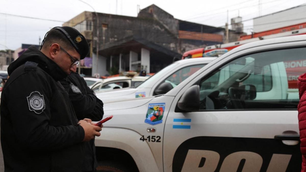 BRUTAL TRAGEDIA: Dos MENORES de 4 y 2 años más su NIÑERA fueron encontrados MUERTOS al interior de su DEPARTAMENTO