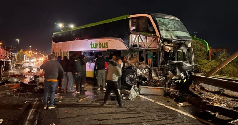 Dos muertos y más de 40 heridos deja choque entre un bus y un camión en La Araucanía