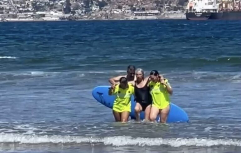 ¡HEROÍNAS EN ACCIÓN!: Carabineras se LANZAN al mar para RESCATAR a adulta mayor que se AHOGABA