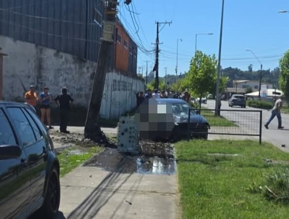 VOLCAMIENTO de vehículo y posterior COLISIÓN con poste deja un MUERTO y dos heridos en CORONEL