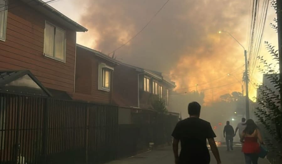 AHORA: Incendio afecta a DOS VIVIENDAS en popular SECTOR de Concepción