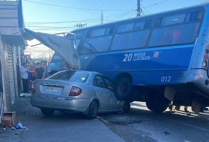 FOTOS: Bus quedó SOBRE vehículo tras ACCIDENTE en San Pedro de la Paz