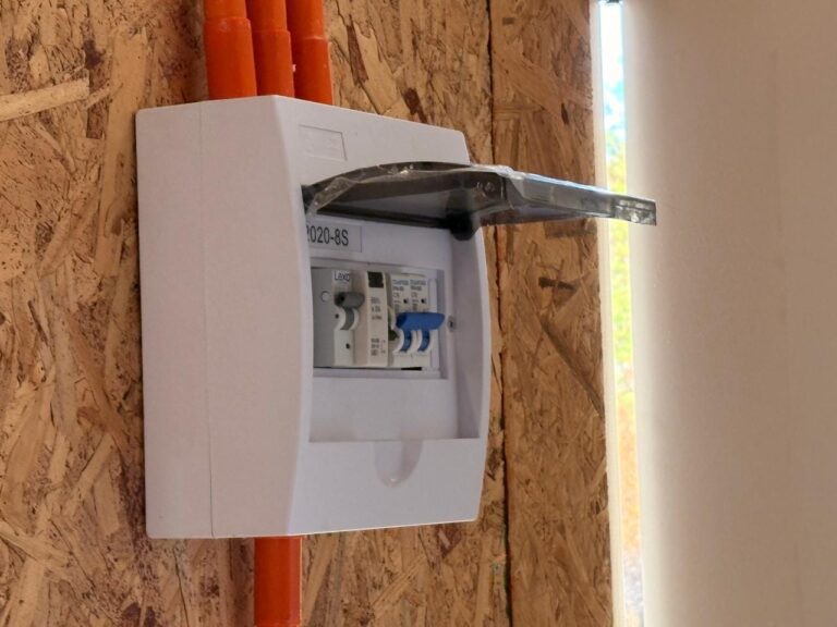 Autoridades inspeccionan instalaciones eléctricas en viviendas de emergencia de Laja – Eva Medios