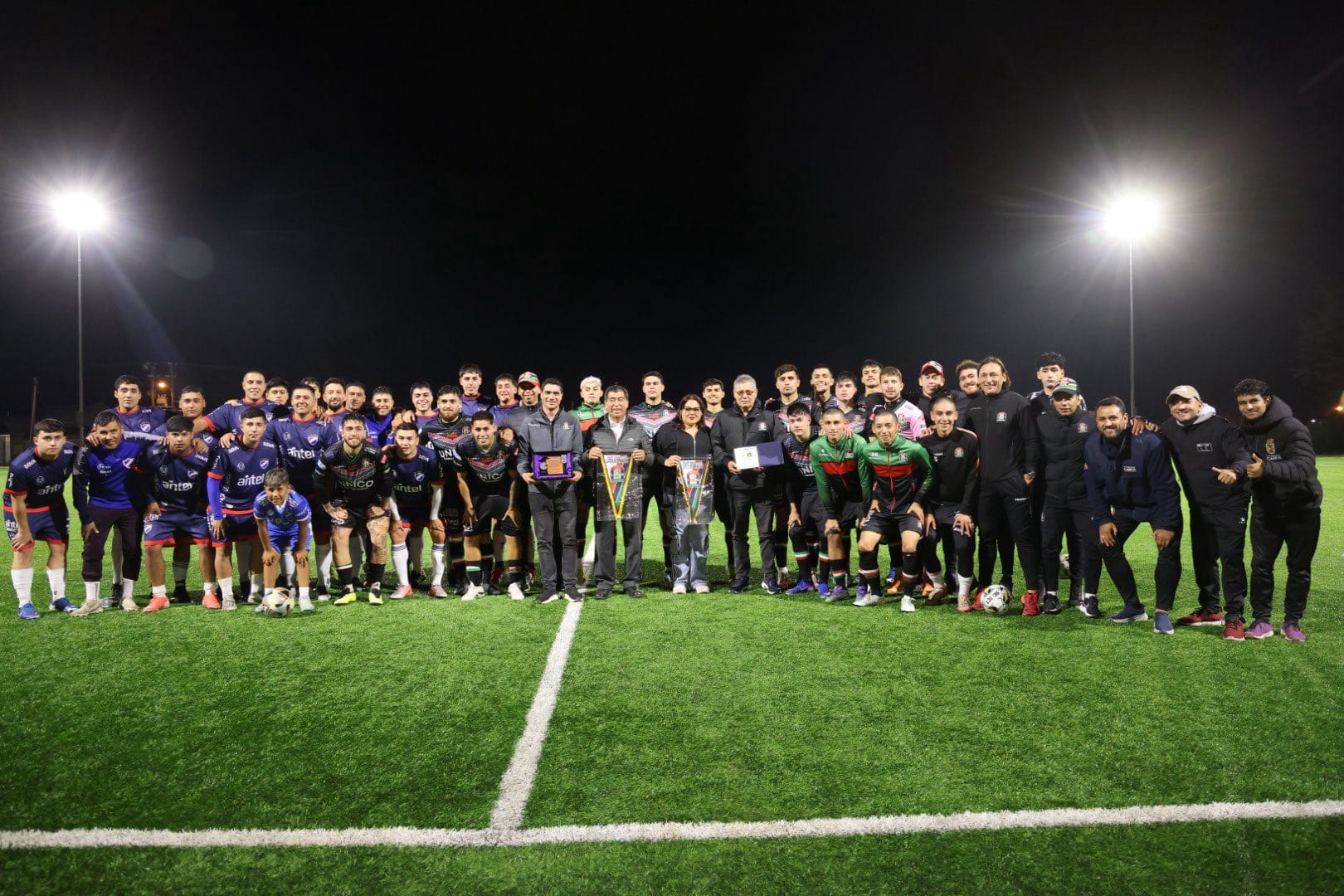 ENTREGA DE GALVANO AL CLUB LOTA SCHWAGER EN EL ESTADIO FISCAL – Eva Medios