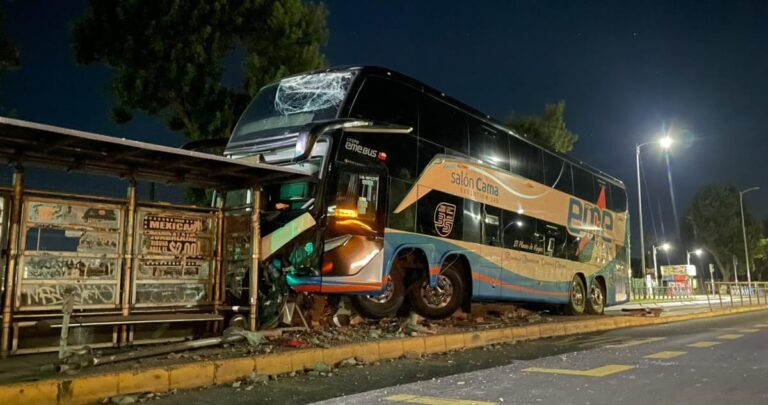 Dos heridos deja choque de un Eme Bus con un paradero en Talcahuano