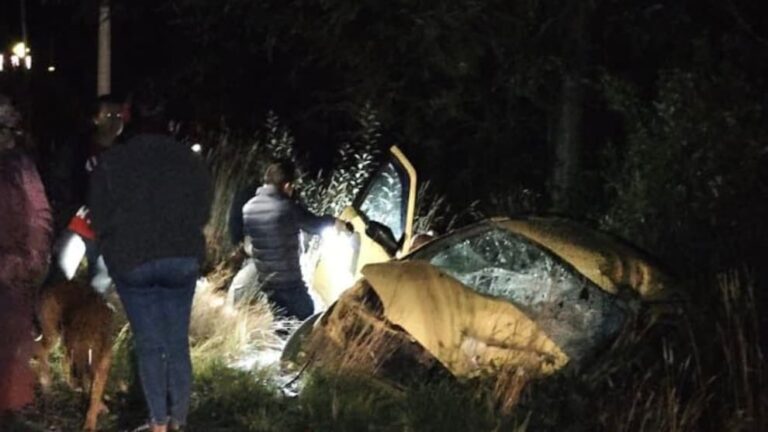 TRAGEDIA: Cuatro FALLECIDOS deja colisión FRONTAL a alta ENERGÍA, tres pasajeros salieron EYECTADOS