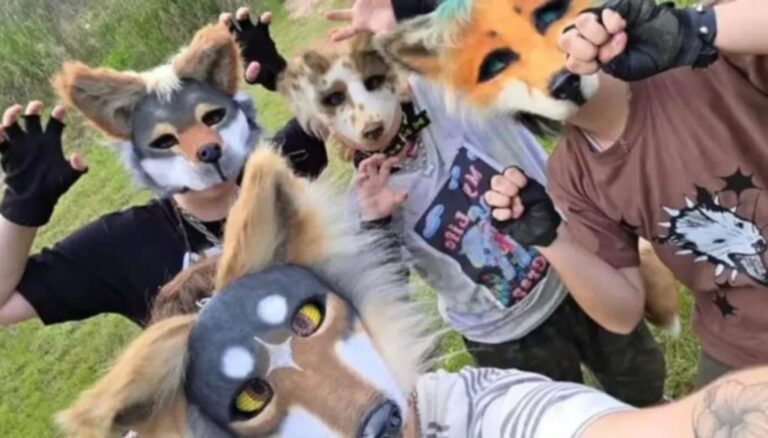 «También HAY en Concepción»: Qué son los THERIANS, el fenómeno donde los JÓVENES se identifican como ANIMALES