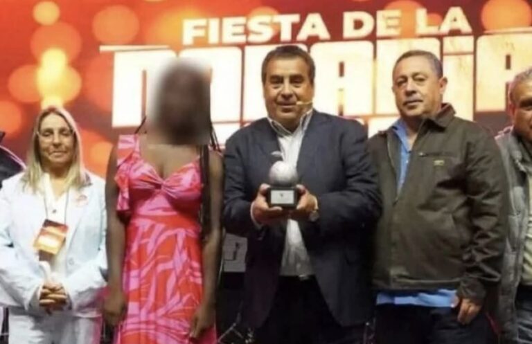 VIDEOS: ACUSAN a Dino Gordillo de BESAR a MENOR que estaba de MODELO en fiesta de Villa Alegre