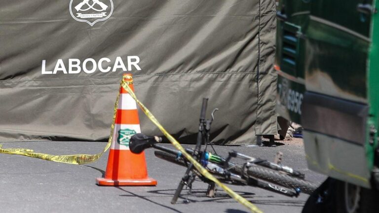 Niño de 12 años FALLECE de forma INSTANTÁNEA tras ser ATROPELLADO a alta energía cuando se movilizaba en BICICLETA junto a su PADRE