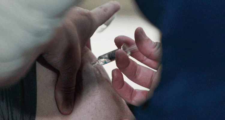 Bío Bío inician vacunación contra la influenza, VRS y Covid-19 con foco en damnificados por incendios