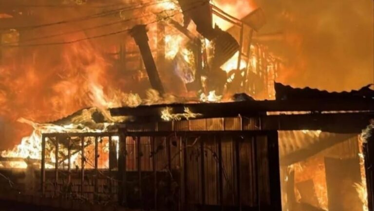 Tres CASAS y una MUEBLERIA son consumidas por las LLAMAS tras INCENDIO en Chiguayante