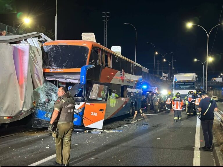 COLISIÓN de bus con CAMIÓN deja al menos 6 HERIDOS en la ruta 5 SUR