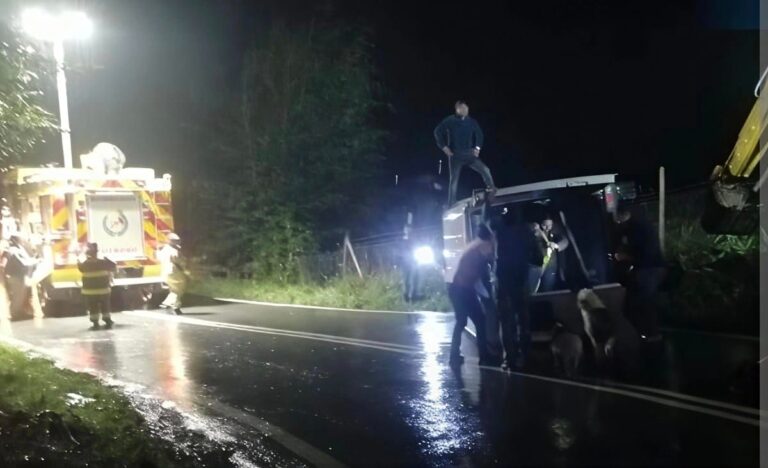 TRAGEDIA: Dos FALLECIDOS y tres HERIDOS deja volcamiento de vehículo en la región del BIOBÍO