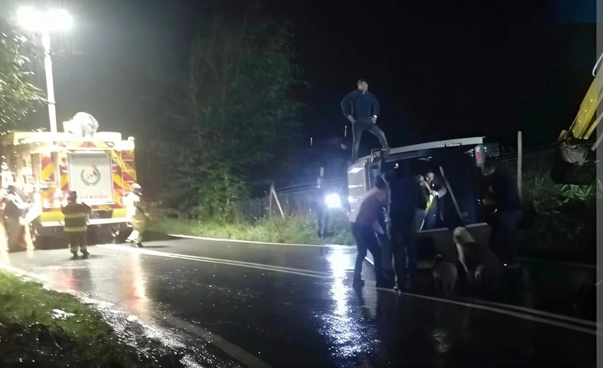 TRAGEDIA: Dos FALLECIDOS y tres HERIDOS deja volcamiento de vehículo en la región del BIOBÍO