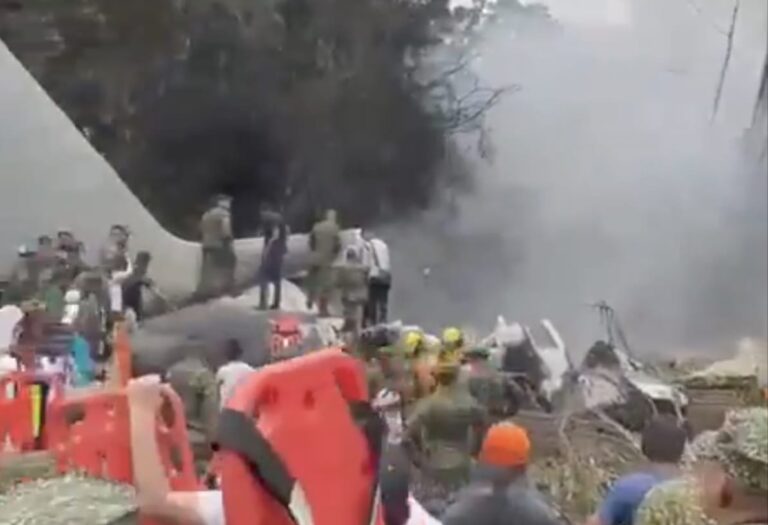 TRAGEDIA en Colombia: Avión con más de 110 personas CAYÓ y se INCENDIÓ, hay SOBREVIVIENTES