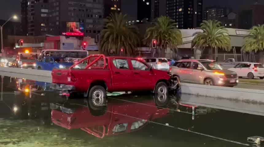 Camioneta «vuela» y aterriza sobre pileta de Paicaví y Los Carrera en Concepción