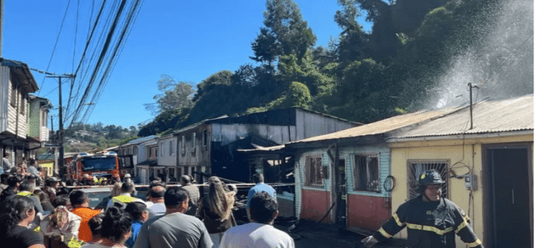 Incendio en Lota Bajo deja un muerto, 14 damnificados y cuatro viviendas destruidas