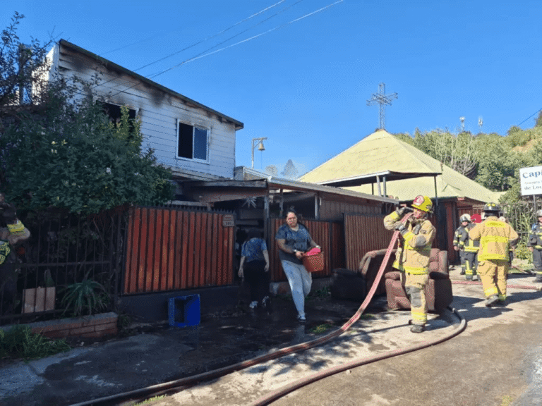 VIDEO | Bomberos controla incendio que afectó a dos viviendas y oficinas de una capilla en Concepción