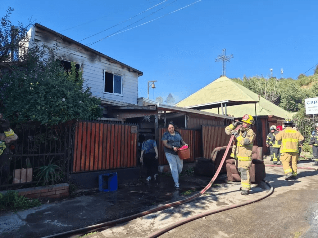 VIDEO | Bomberos controla incendio que afectó a dos viviendas y oficinas de una capilla en Concepción