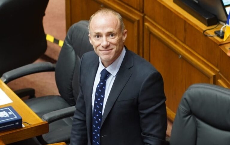 Senador KEITEL respalda proyectos para FORTALECER la seguridad en los COLEGIOS y llama a INVERTIR más en PREVENCIÓN: “Tenemos que adelantarnos y PROTEGER a nuestros jóvenes”