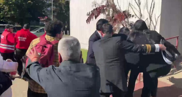 VIDEOS: Ministra de ciencias es AGREDIDA e INSULTADA por manifestantes de IZQUIERDA en Valdivia