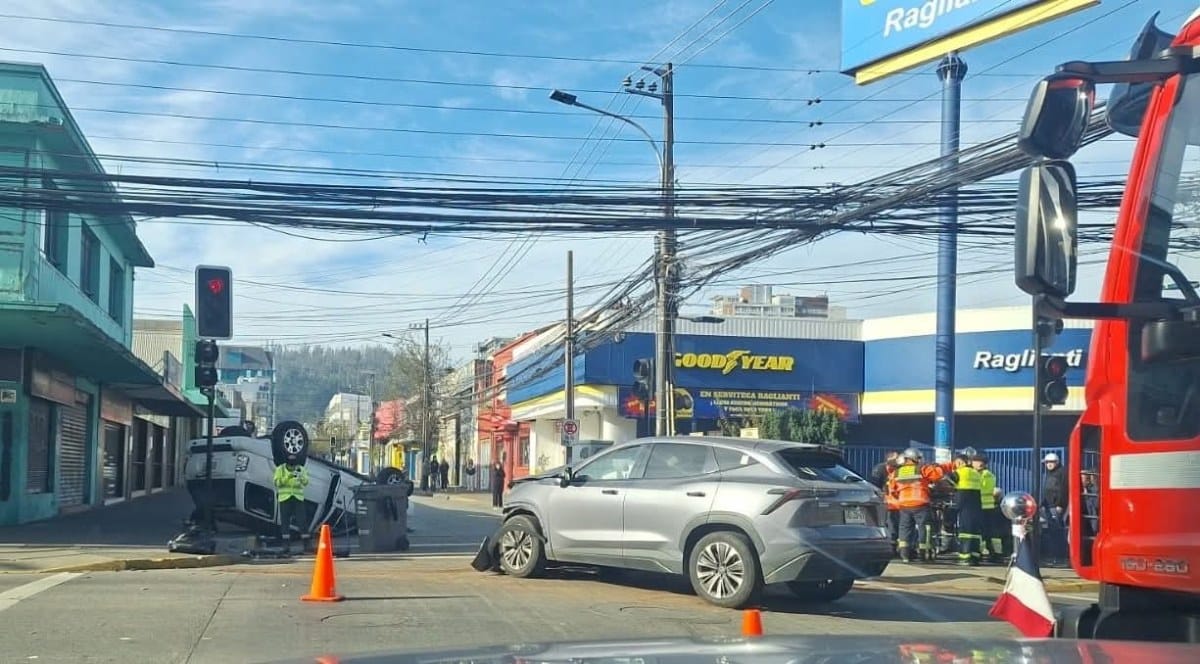 Colisión y posterior VOLCAMIENTO de vehículo provoca CORTE parcial de tránsito en pleno CENTRO de Concepción