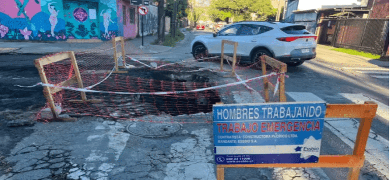Socavón de más de un metro afecta calle Las Heras de Concepción tramo sería habilitado el viernes