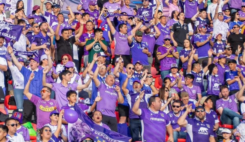 Hinchada lila no falla en las malas y promedian más de 10 mil personas