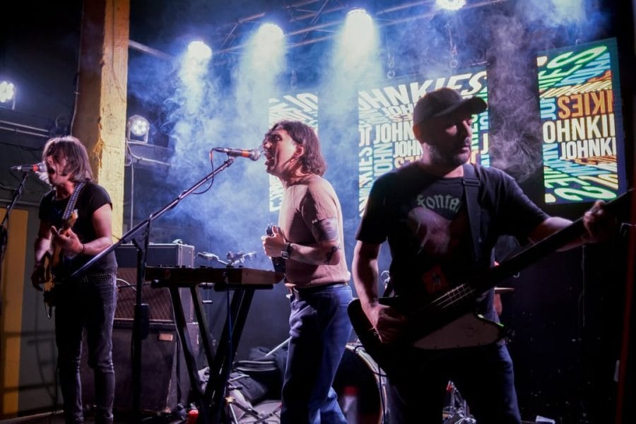 Banda penquista Johnkies libera en plataformas digitales su nuevo sencillo “Gatillo fácil”