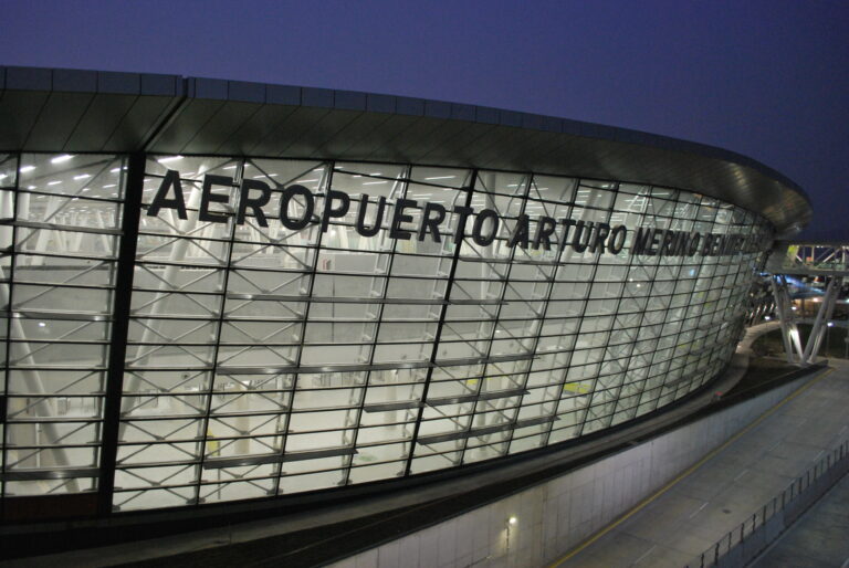 Por falso aviso de bomba: detienen a concejal de Hualpén en Aeropuerto de Santiago