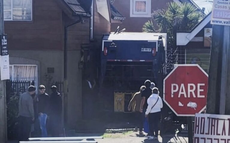 CAMIÓN recolector quedó INCRUSTADO en vivienda del sector LOMAS de San Sebastián, Concepción