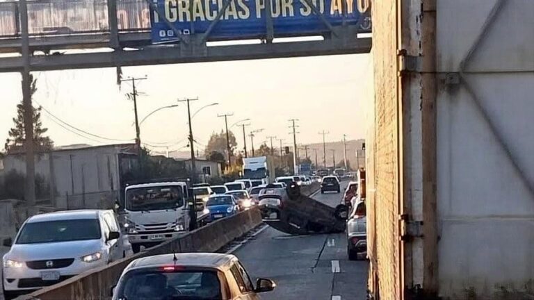 ACCIDENTE camino a Penco deja vehículo VOLCADO y tránsito parcialmente CORTADO